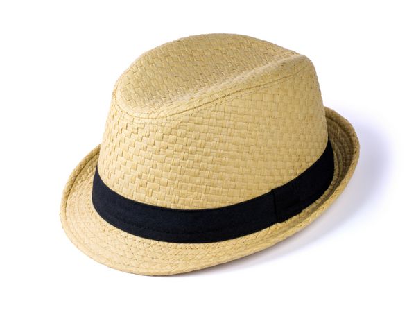 کلاه حصیری تابستانی جدا شده در پس زمینه سفید