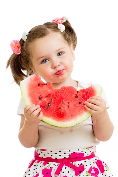 دختر بچه در حال خوردن هندوانه جدا شده در پس زمینه سفید