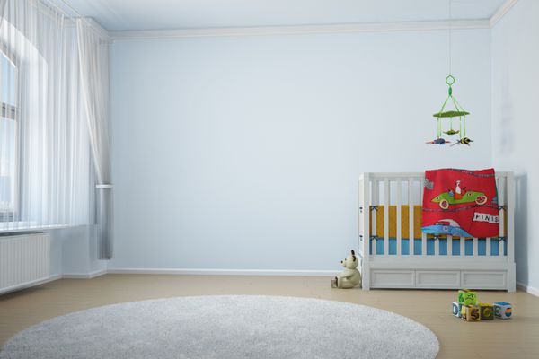 اتاق مهد کودک با اسباب بازی های تخت و پنجره با پرده