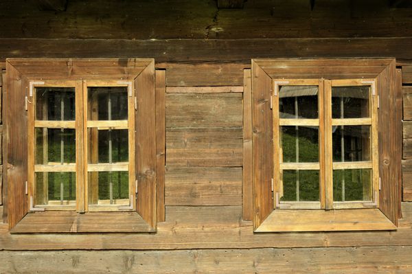 پنجره انبار چوبی قدیمی