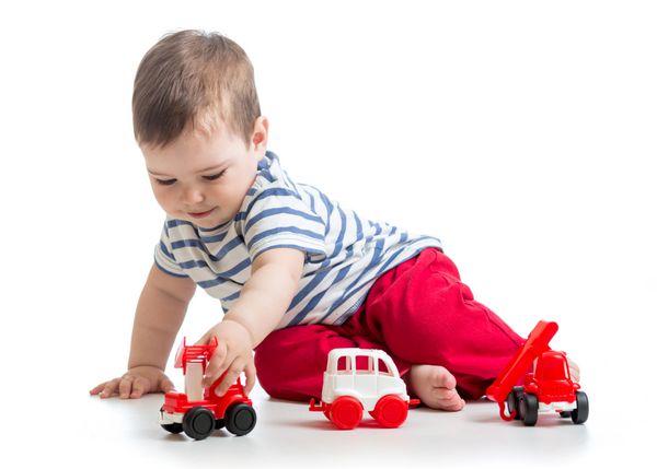 نوزاد پسر با ماشین آمبولانس اسباب بازی