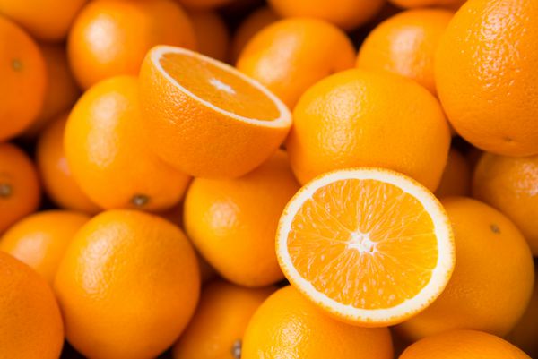 نمای نزدیک از تکه های پرتقال در بازار