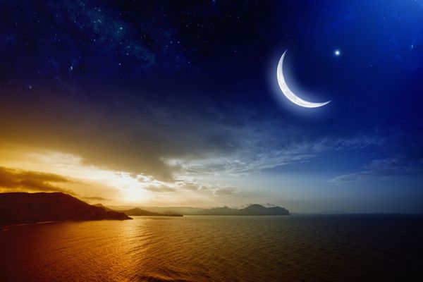 پس زمینه ماه رمضان با ماه و ستاره ماه مبارک غروب زیبای قرمز بر فراز دریا عناصر این تصویر توسط ناسا ارائه شده است