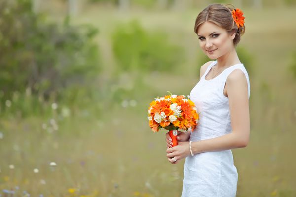 عروس با یک دسته گل روشن