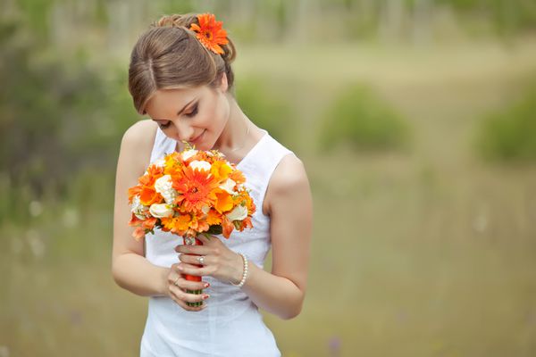 عروس با یک دسته گل روشن