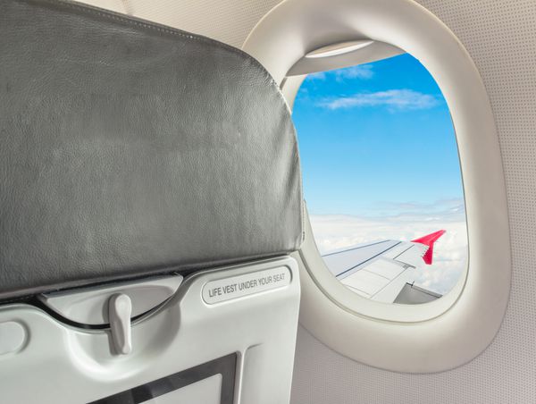 تصویر علامت بستن کمربند ایمنی هنگام نشستن در هواپیما
