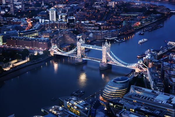 لندن در شب با معماری های شهری و پل برج