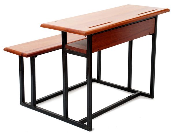 میز مدرسه چوبی و فلزی جدا شده در زمینه سفید