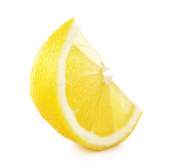 برش آبدار لیمو جدا شده روی سفید
