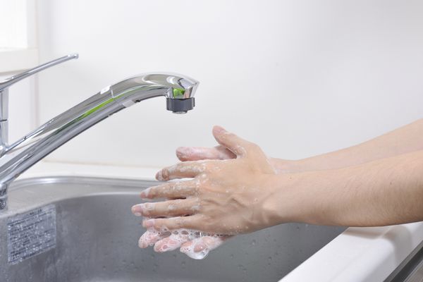 دست های خود را با آب بشویید