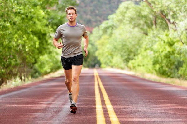 مرد دونده ورزشی و تناسب اندام در حال دویدن در آموزش جاده ای برای دوی ماراتن که در تابستان تمرینات تناوبی با شدت بالا را در فضای باز انجام می دهد مدل ورزشی ورزشکار مرد مناسب و آرزوهای سالم