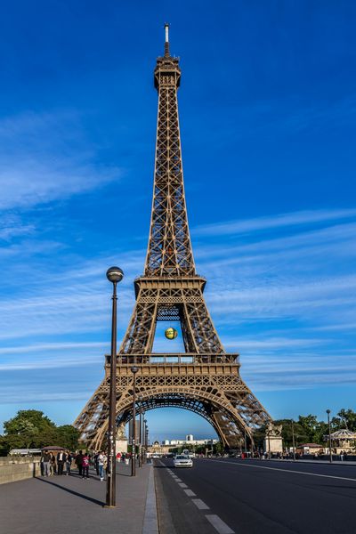 پاریس فرانسه - 1 ژوئن 2015 تور ایفل برج ایفل واقع در Champ de Mars به نام مهندس گوستاو ایفل پربازدیدترین بنای تاریخی در جهان