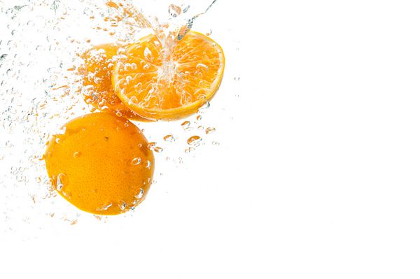 برش های پرتقال که عمیقاً زیر آب می افتند