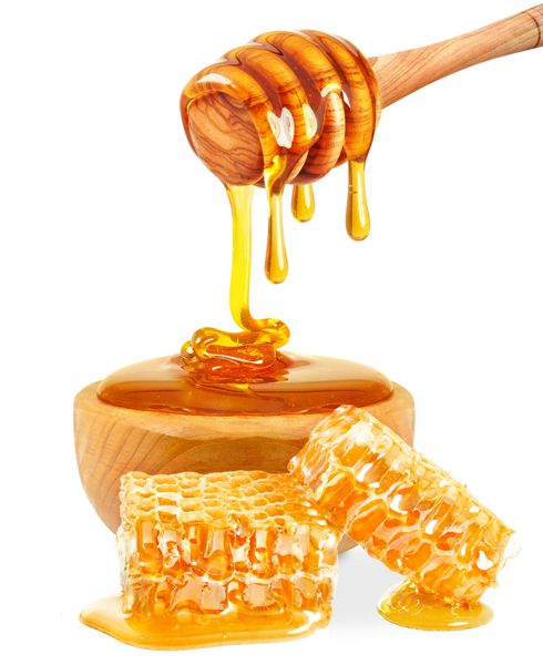 عسل در یک کاسه و لانه زنبوری جدا شده در زمینه سفید