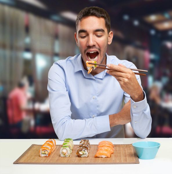 مرد جوان در حال خوردن سوشی
