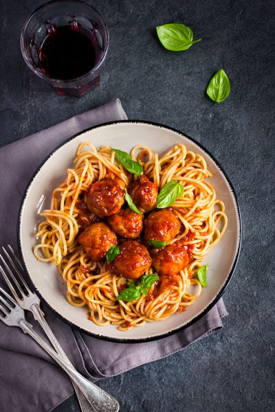 ماکارونی اسپاگتی با کوفته و سس گوجه فرنگی نمای بالا