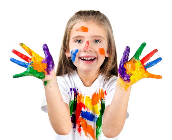 دختر کوچولوی ناز شاد با دست های رنگارنگ که بر روی مفهوم آموزشی سفید جدا شده است