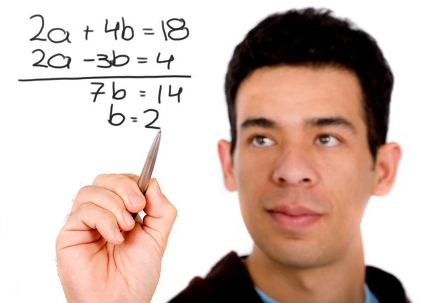 دانشجوی ریاضی در حال حل یک مسئله روی صفحه - جدا شده روی پس زمینه سفید
