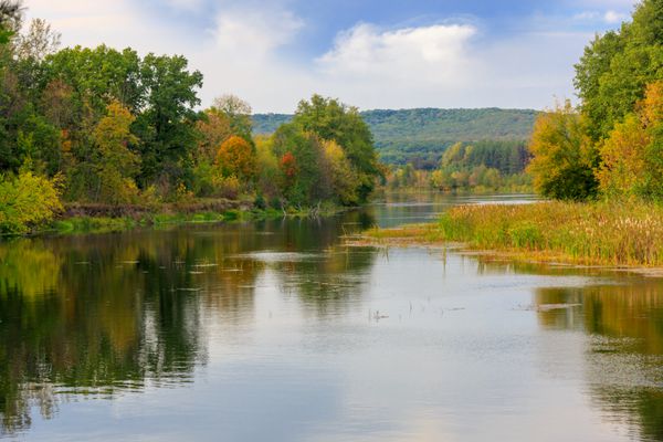 منظره پاییزی زیبا در رودخانه Vorskla آن را در نزدیکی شهر Poltava اوکراین ببینید