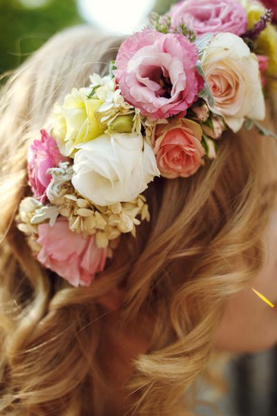 تاج گل عروسی جادویی و لطیف رز سفید صورتی و زرد روی نمای نزدیک عروس زیبا