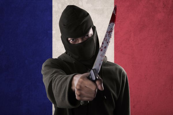 مفهوم تروریسم تهدید تروریستی با چاقو در مقابل پرچم ملی فرانسه