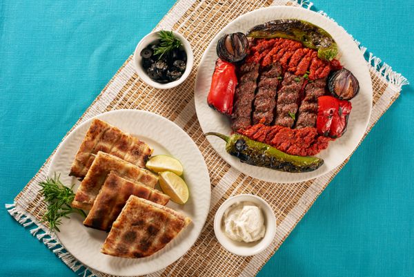 کباب کبابی و نان عربی پر از گوشت