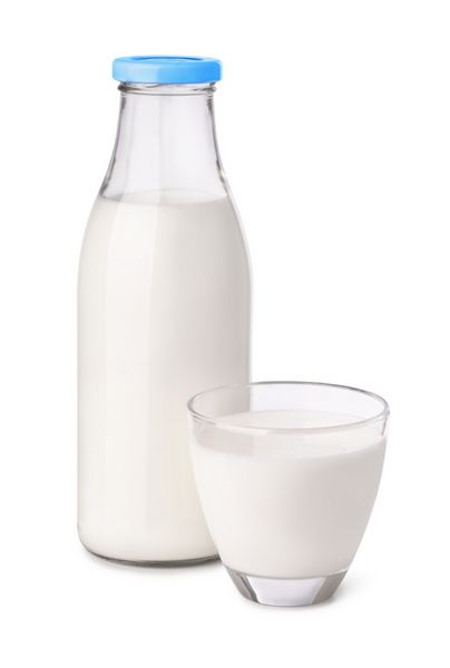 بطری و لیوان شیر جدا شده روی سفید