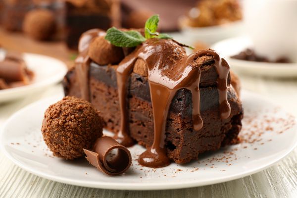 یک تکه کیک شکلاتی با نعنا روی میز نمای نزدیک