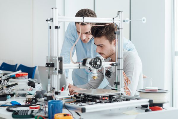 محققین دانشجوی جوان با استفاده از یک چاپگر سه بعدی ابتکاری در مفهوم آزمایشگاهی مهندسی و نمونه سازی