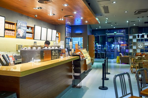 شنژن چین - 31 ژانویه 2015 فضای داخلی کافه استارباکس در شب استارباکس یک شرکت قهوه‌خانه‌ای آمریکایی و زنجیره‌ای قهوه‌خانه‌ای است که در سیاتل واشنگتن مستقر است
