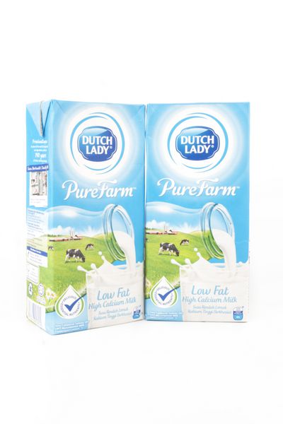 کوالالامپور مالزی - 6 مارس 2016 مجموعه ای از محصولات شیر کم چرب برای خانواده هلند لیدی میلک Industries Bhd یک تولید کننده محصولات لبنی در مالزی از دهه 1950 است