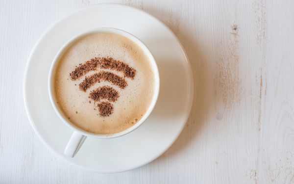 نماد وای فای ساخته شده از دارچین به عنوان تزئین قهوه روی فنجان کاپوچینو