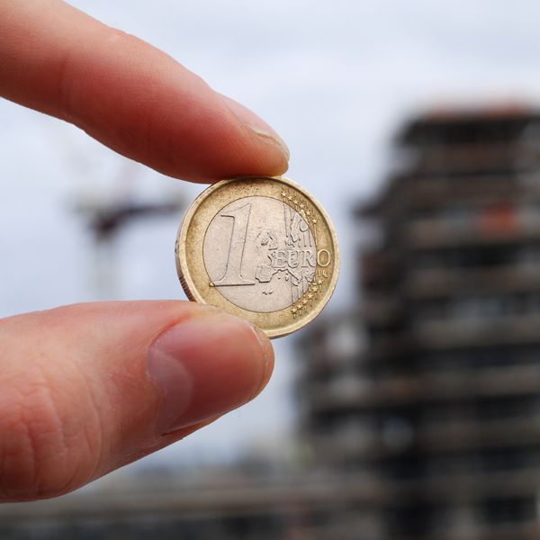 یک سکه یورو و ساختمان