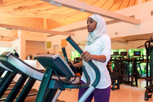یک زن مسلمان آفریقایی به تنهایی در باشگاه ورزش می کند