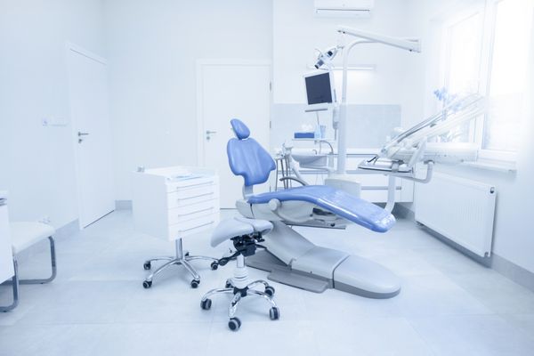 دندانپزشکی مدرن صندلی دندانپزشکی و سایر لوازم جانبی مورد استفاده دندانپزشکان در رنگ آبی نور پزشکی