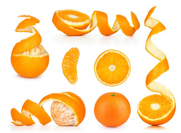 مجموعه ای از پرتقال تکه ها و پوست پرتقال پوست کنده پس زمینه سفید جدا شده