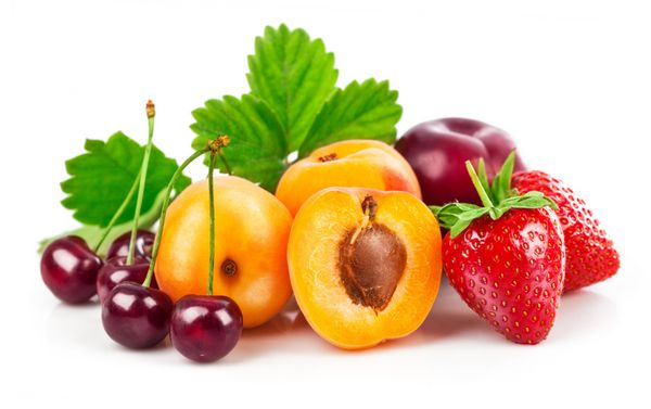 توت ها و میوه های تازه در طبیعت بی جان با برگ های سبز توت فرنگی زردآلو آلو گیلاس جدا شده در پس زمینه سفید