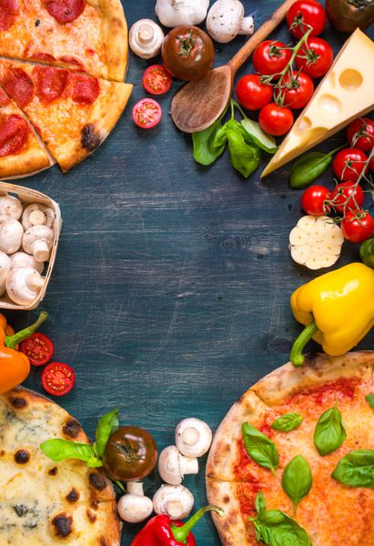 پیتزا با پس زمینه های مختلف و مواد تشکیل دهنده فضایی برای متن پیتزا آرد پنیر گوجه فرنگی ریحان پپرونی قارچ و وردنه روی زمینه چوبی قدیمی نمای بالا قاب غذا