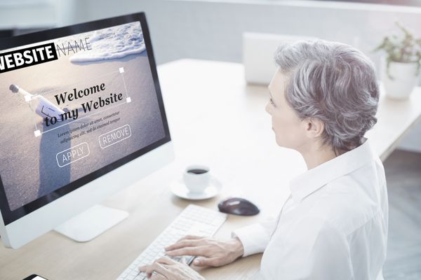 تصویر ترکیبی ساخت رابط وب سایت در برابر زن با استفاده از کامپیوترش