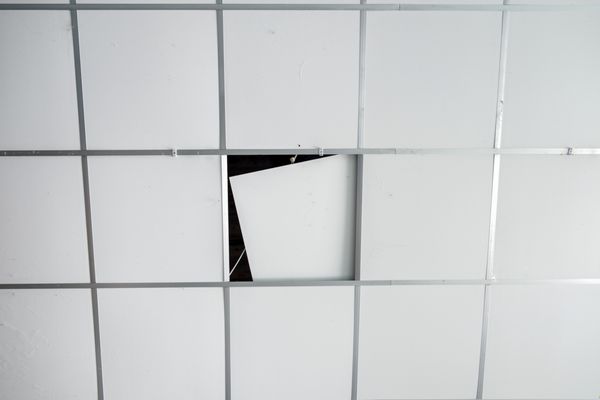 سقف های مربع سفید باز برای تعمیر