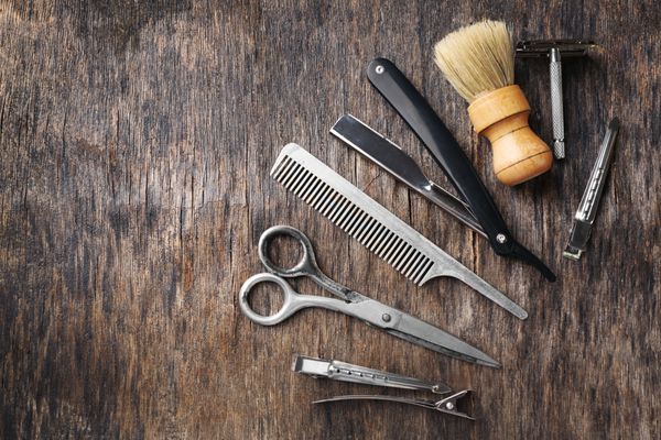 ابزارهای قدیمی آرایشگاه در زمینه چوبی