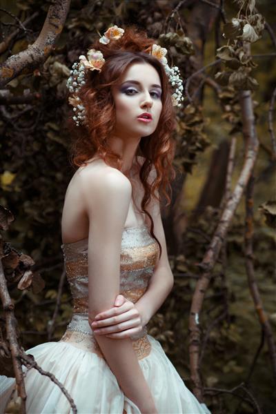 پرتره عروس با مدل موی زیبا با گل در جنگل مرموز