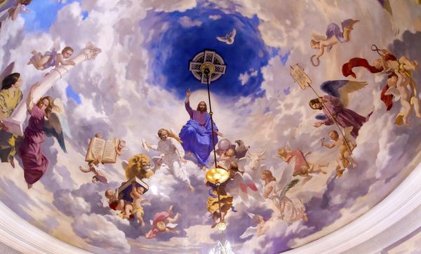 کی یف اوکراین - 18 آوریل 2015 نقاشی سقف داخلی کلیسای عیسی فرشتگان قبر سنت نیکلاس آسکولد کیف اوکراین کلیسای کاتولیک یونانی اوکراین در سال 1810 ایجاد شد