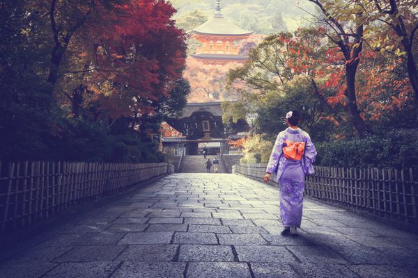 زن ژاپنی در حال قدم زدن به بتکده قرمز ژاپن
