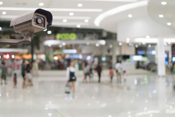 دوربین مدار بسته امنیتی در مرکز خرید بلور
