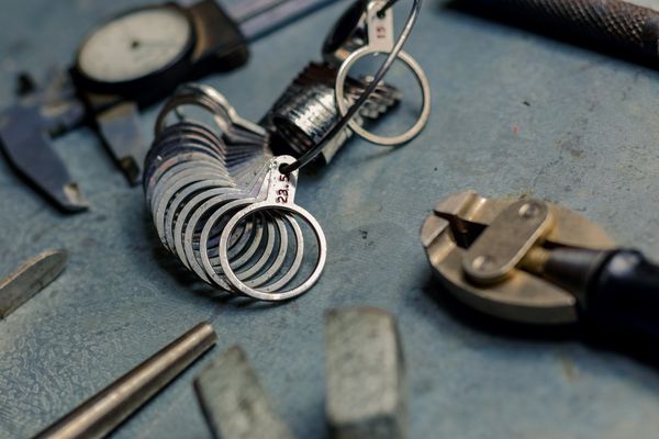 مجموعه ابزار جواهرات محل کار جواهرات در زمینه فلزی اندازه انگشت برای حلقه ها قطب نما پرتو انبر نیپر پررنگ