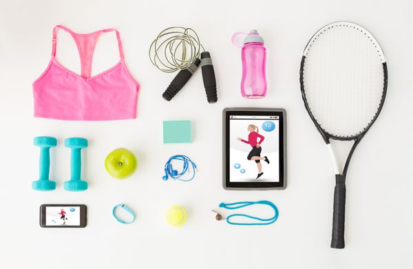 ورزش تناسب اندام سبک زندگی سالم مفهوم فناوری و اشیاء - رایانه رایانه لوحی با گوشی هوشمند و چیزهای ورزشی روی پس زمینه سفید