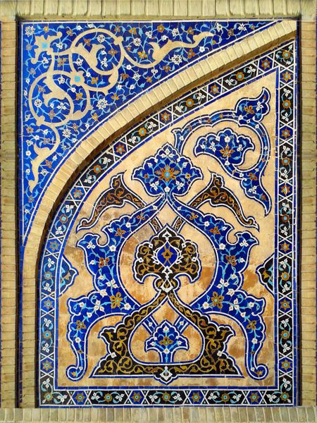 الگوی نامتقارن اسلامی ایرانی یا مسجد جامع عربی اصفهان