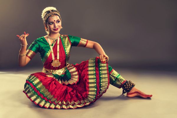 دختر زیبای هندی در حالت هندی بهاراتاناتیام کلاسیک هندی