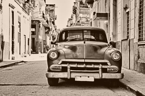 نمای جلوی ماشین کلاسیک آمریکایی قدیمی پارک شده در خیابانی از هاوانای قدیمی کوبا - رنگ قهوه ای